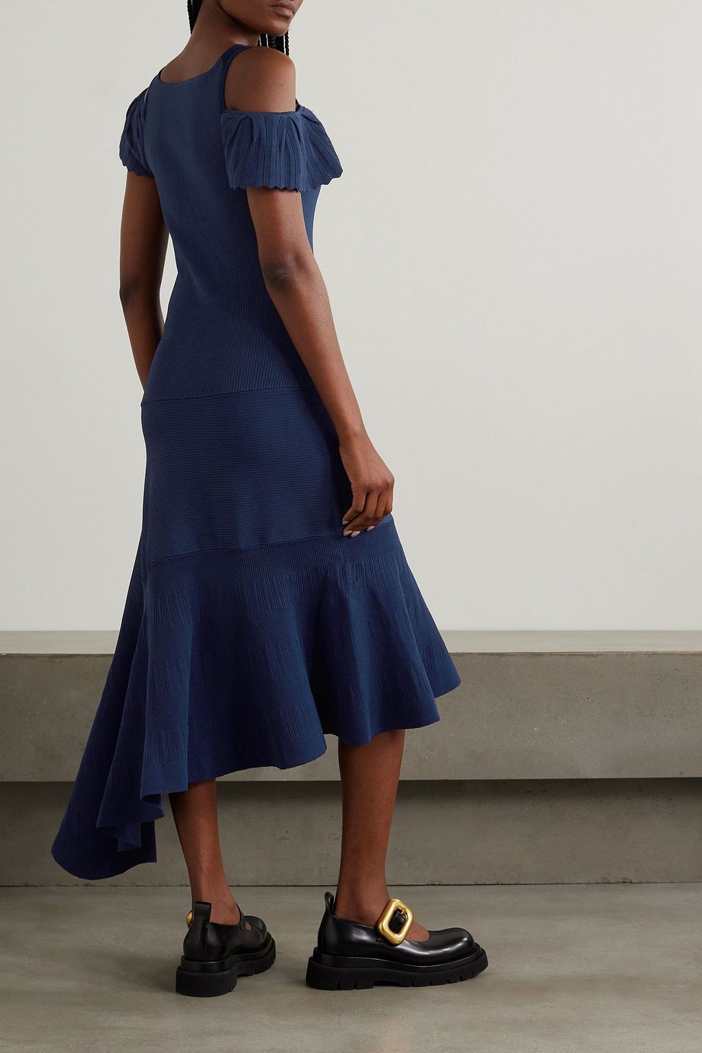 JW ANDERSON فستان متوسّط الطول بحبكة مضلّعة بقصّة غير متماثلة وأكتاف مفتوحة