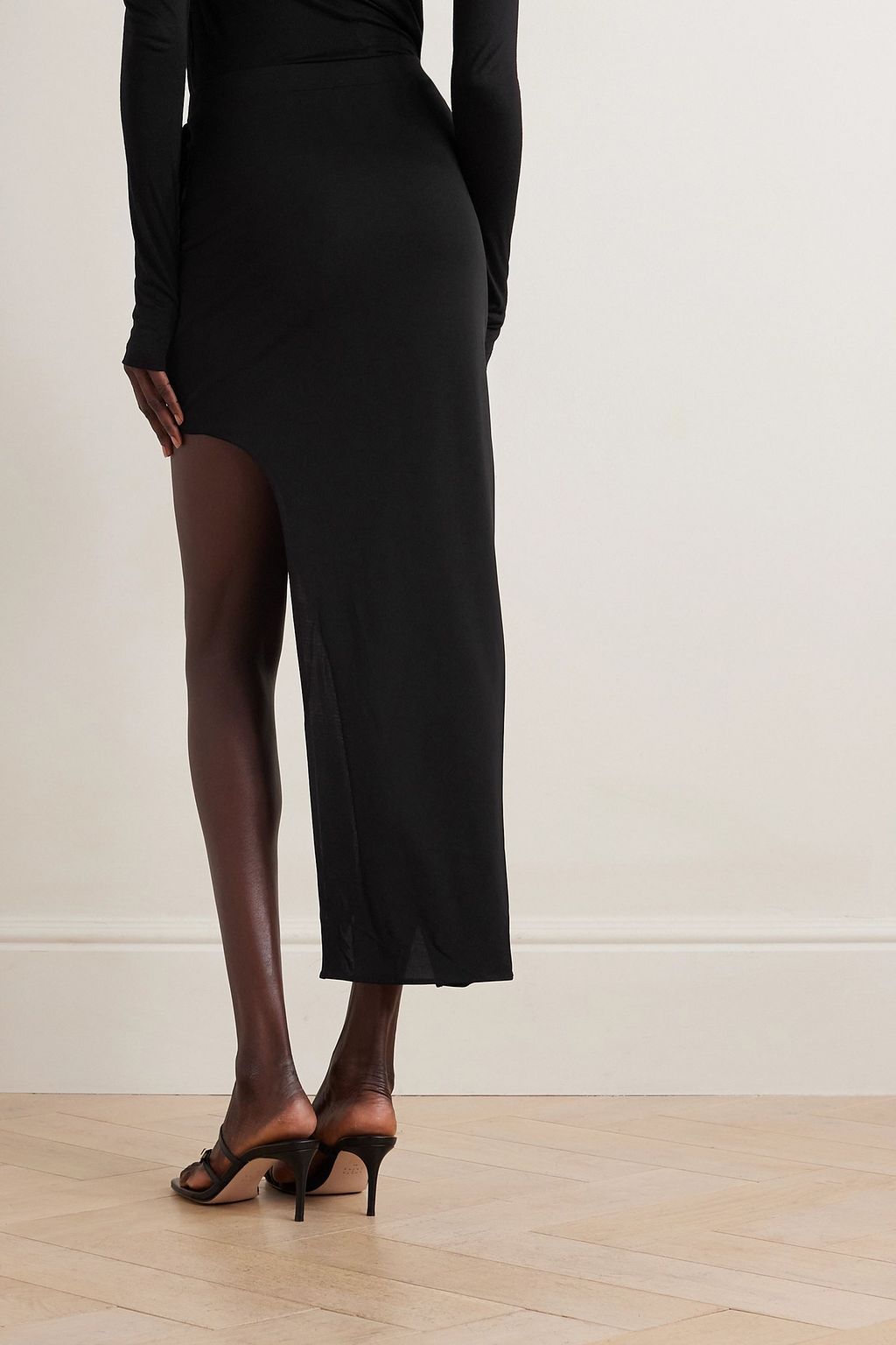 HELMUT LANG تنورة درابيه من جيرسي مطاط بقصّة غير متماثلة
