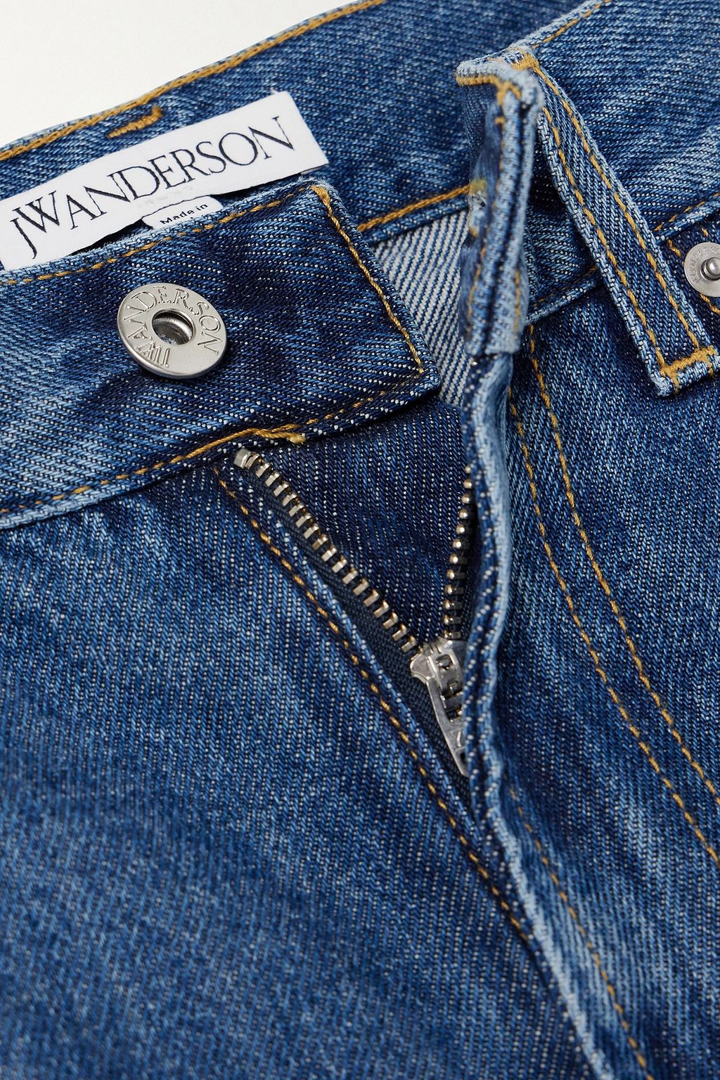 JW ANDERSON جينز بخصر عالٍ وأرجل مستقيمة مطرّز