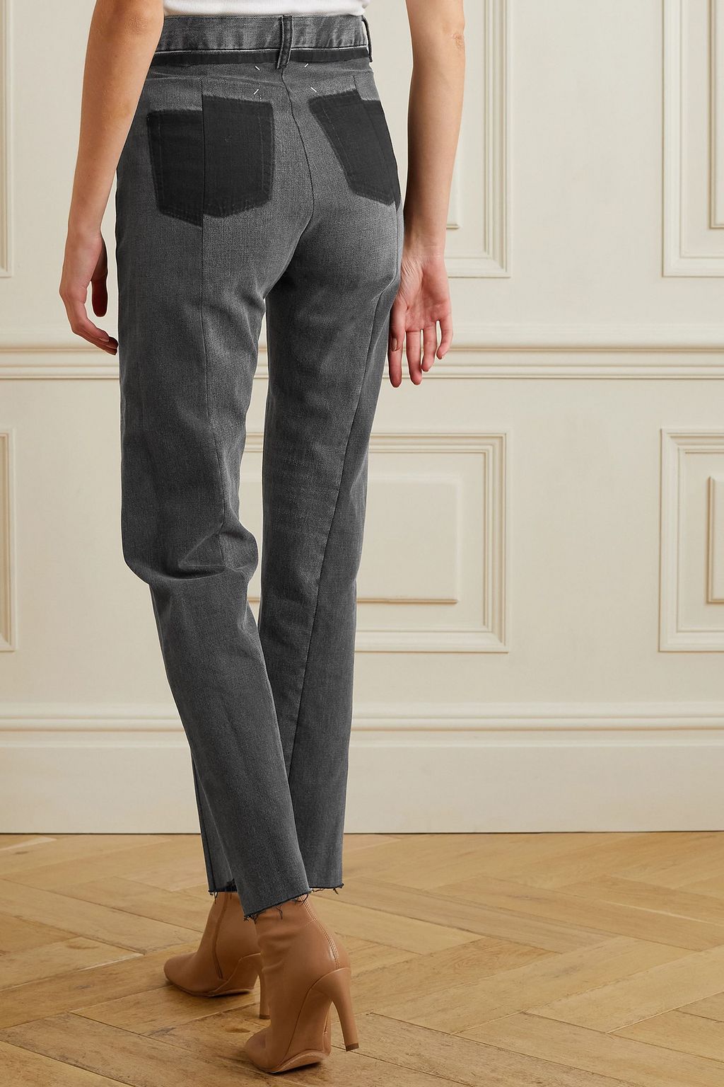 MAISON MARGIELA بنطال جينز عالي الخصر بأرجل مستقيمة بلونين وحواف منسّلة