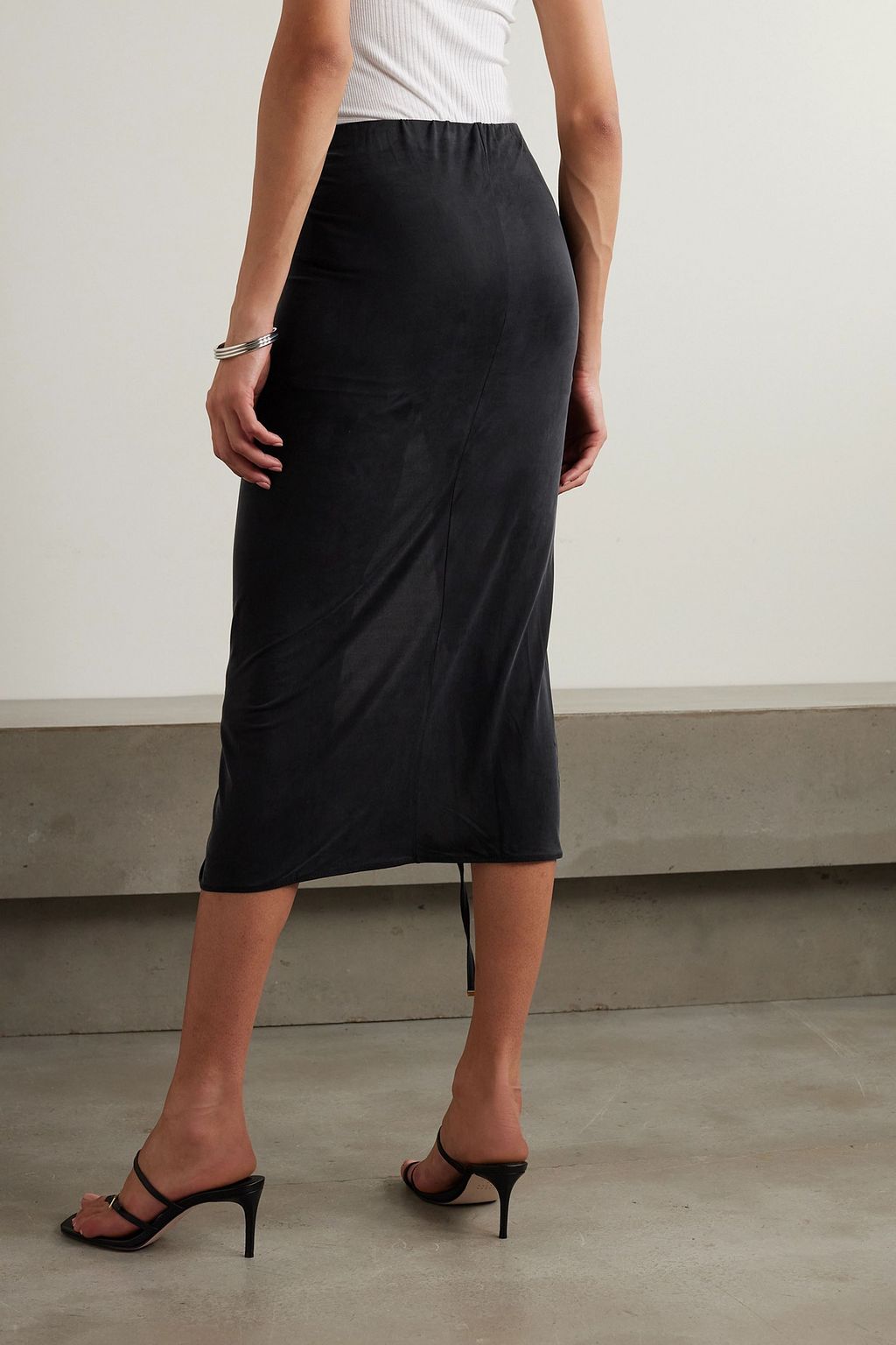 JACQUEMUS تنورة متوسطة الطول من الجيرسي ومزيج الكوبرو بتصميم الكرواسان المزموم