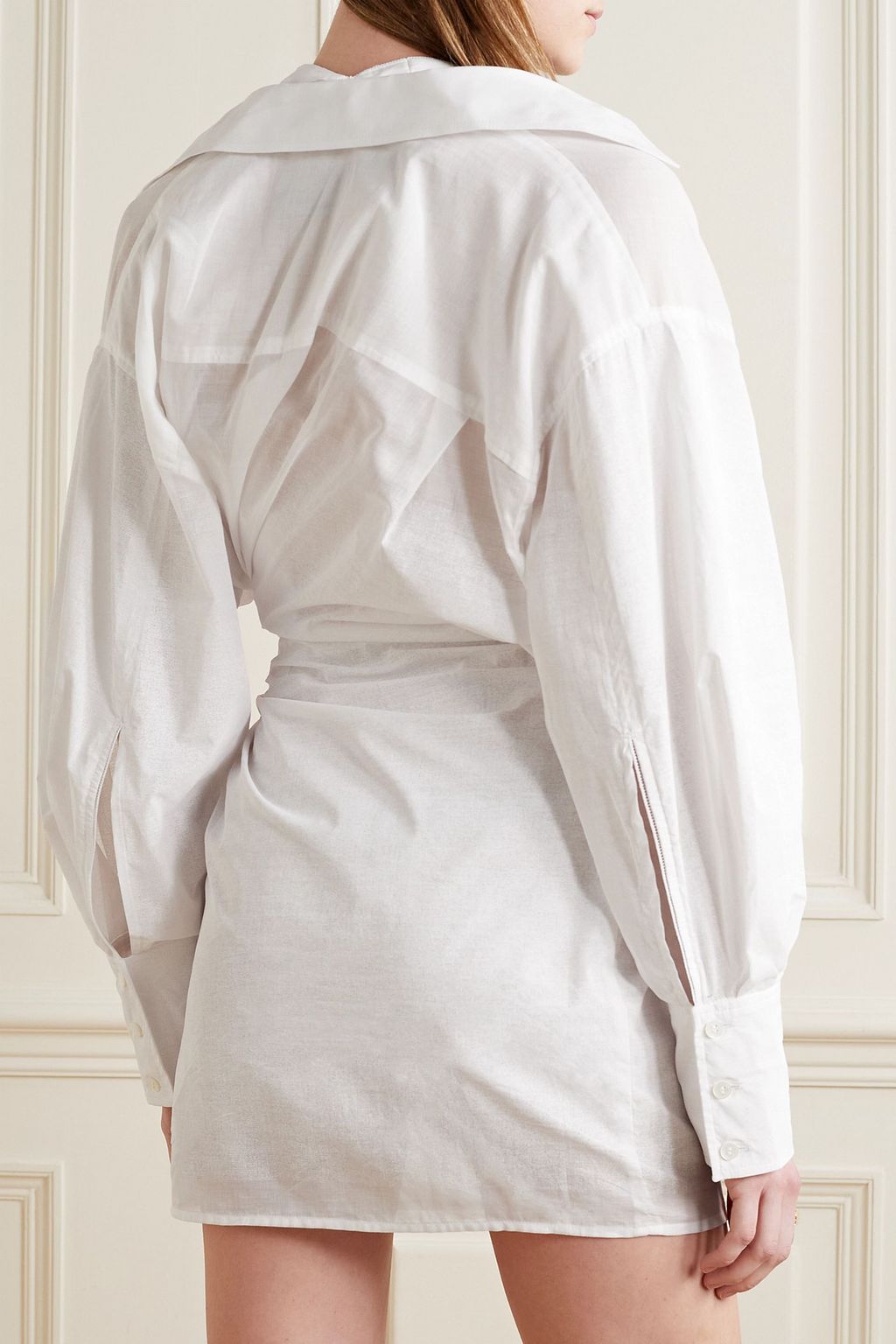JACQUEMUS فستان La Robe Agui قصير من قطن فوال درابيه بتأثير ملتوي