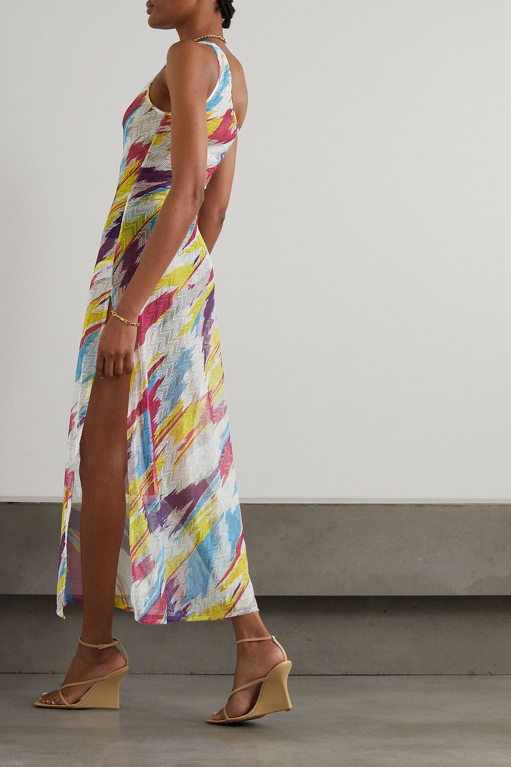 MISSONI فستان متوسط الطول بكتف واحدة وألوان متداخلة بحبكة الكروشيه