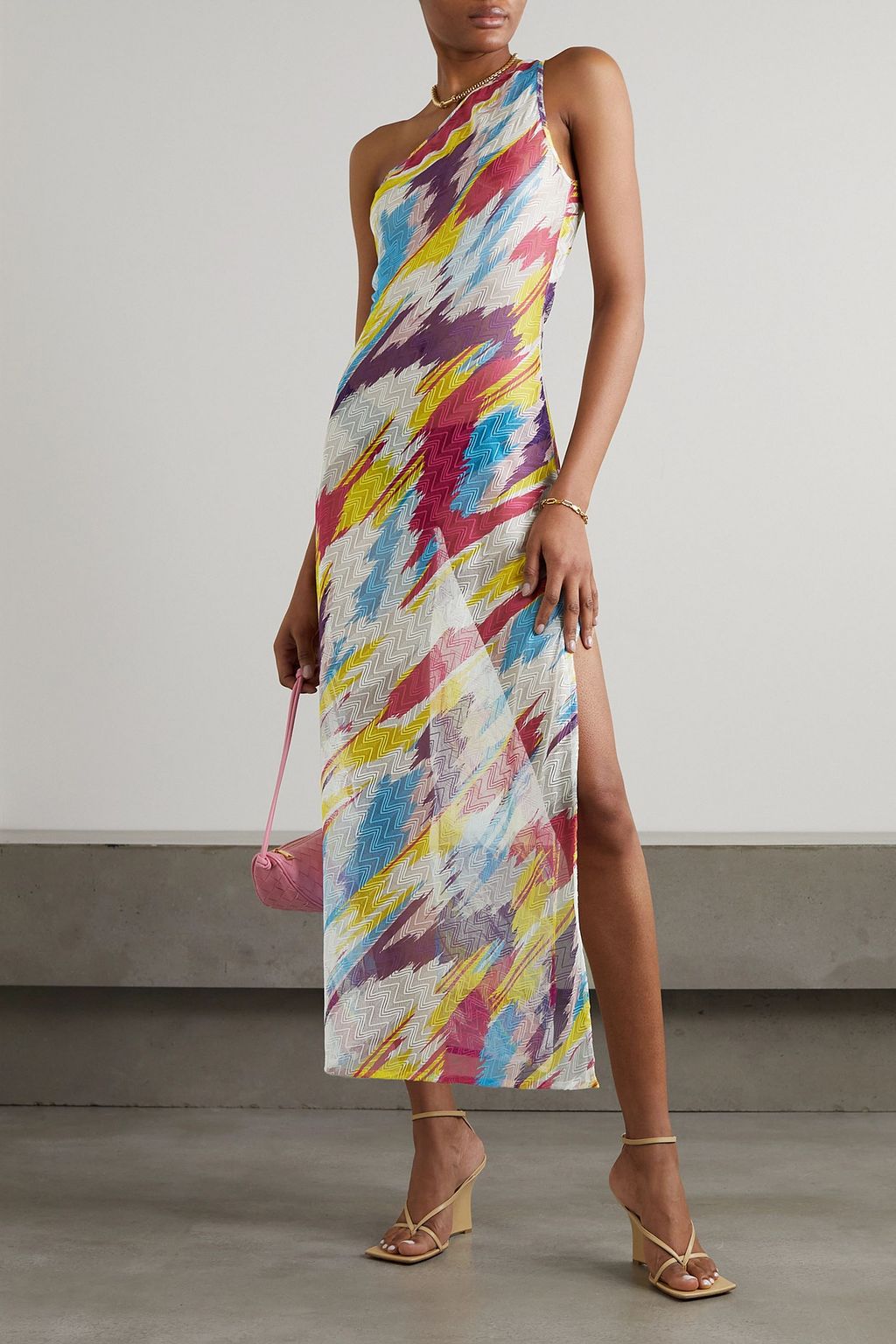 MISSONI فستان متوسط الطول بكتف واحدة وألوان متداخلة بحبكة الكروشيه