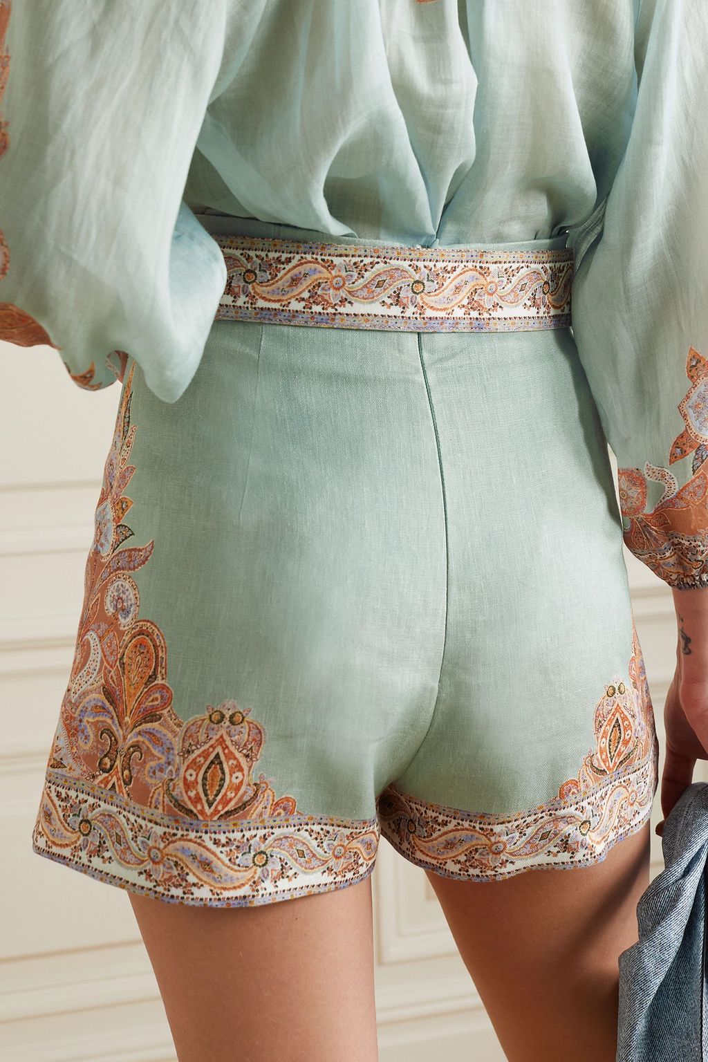 ZIMMERMANN شورت Devi بحزام من الكتان بنقشة البيزلي