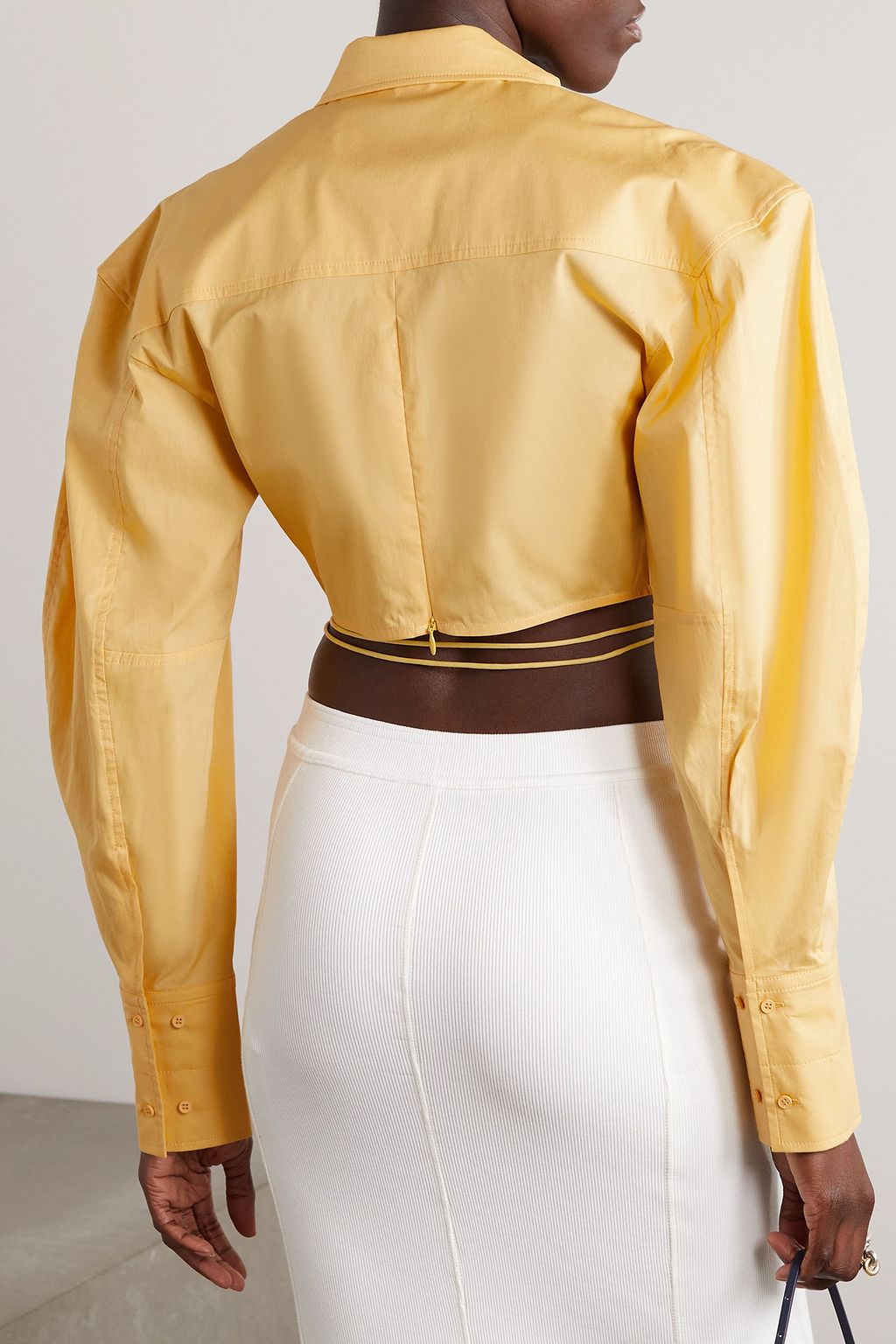 JACQUEMUS قميص Plidao القصير من مزيجٍ من قطن البوبلين مزين بقطعة معدنية