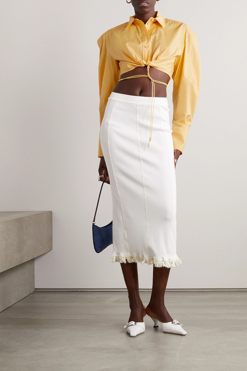 JACQUEMUS قميص Plidao القصير من مزيجٍ من قطن البوبلين مزين بقطعة معدنية