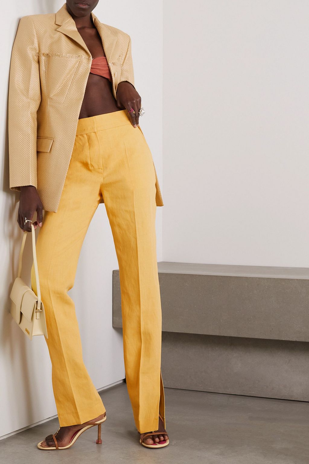 JACQUEMUS بليزر من الكنفا المحبوك بحواف منسّلة ومزين برباط