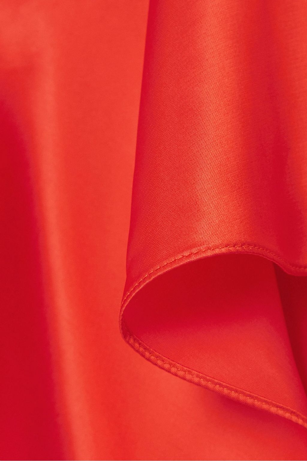 JW ANDERSON بلوزة من الساتان بقصّة غير متماثلة بأسلوب ملتف وأكتاف مفتوحة