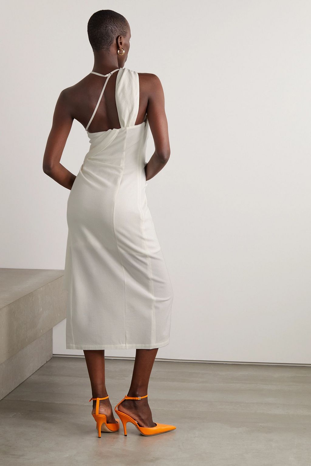 JACQUEMUS فستان Abanada متوسط الطول درابيه بفتحة من مزيج صوف كريب
