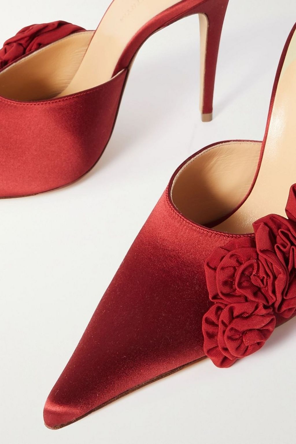 MAGDA BUTRYM Mules aus Satin mit Applikation