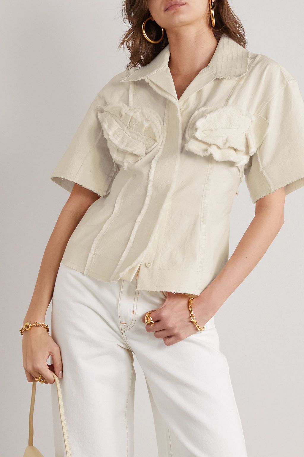 JACQUEMUS قميص من القطن والكنفا مُطرّز