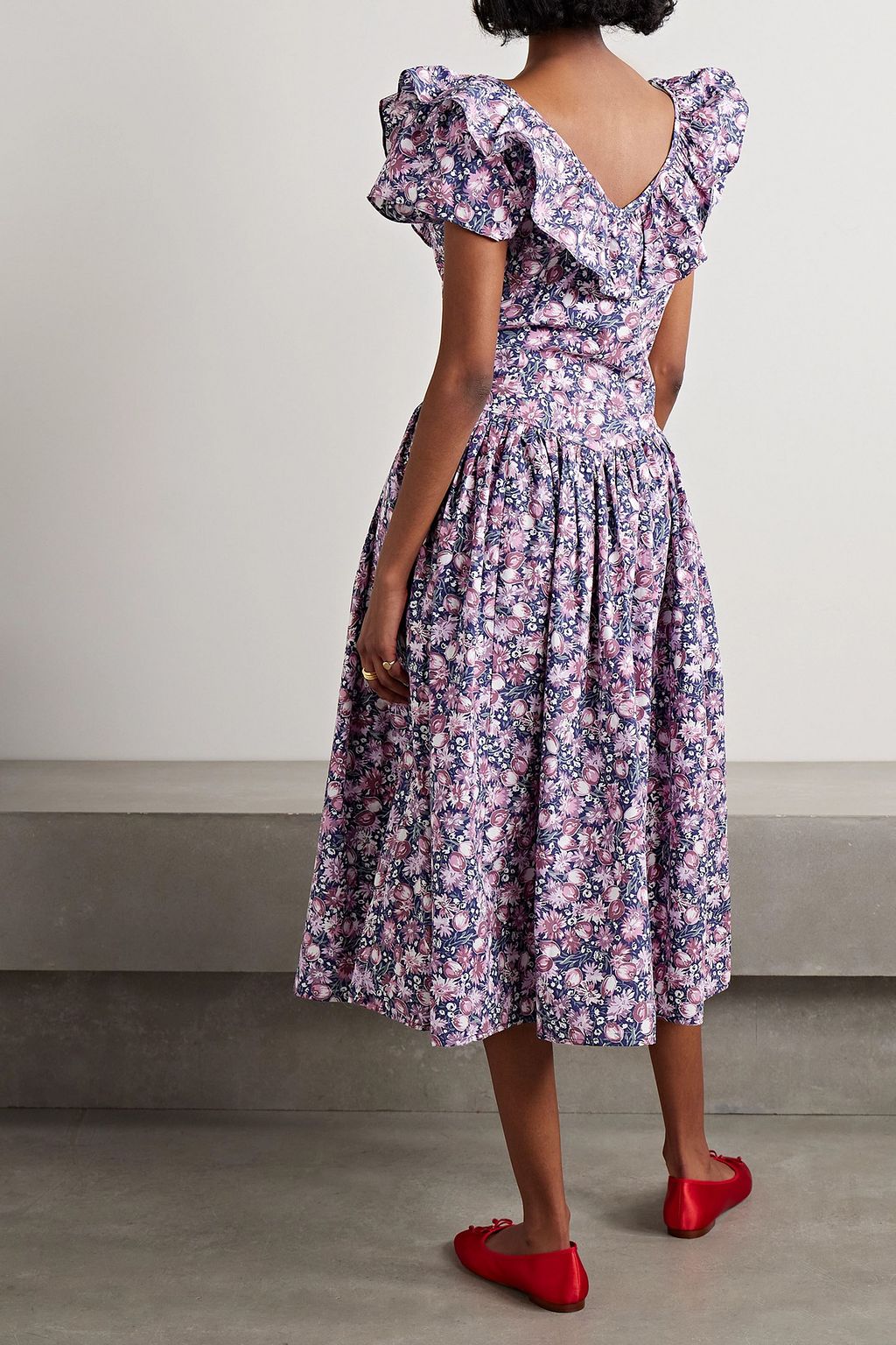 BATSHEVA X LAURA ASHLEY Laura Ashley + فستان Ileang متوسّط الطول من قطن البوبلين بطبعات وكشاكش