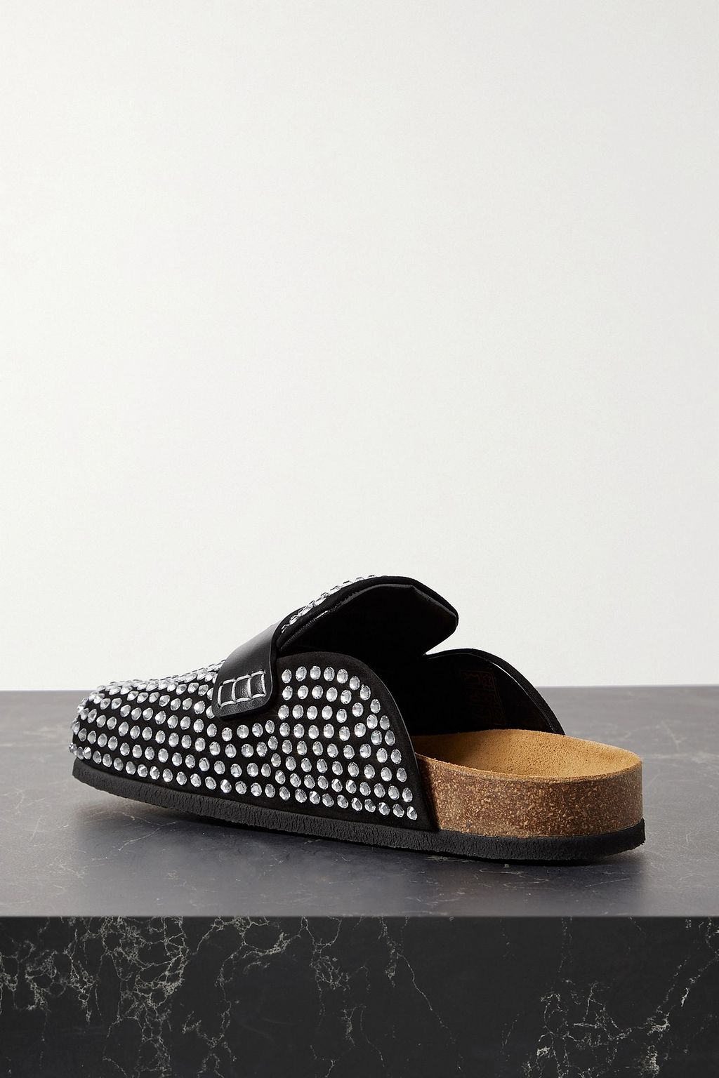 JW ANDERSON سليبرز من جلد السويد بحاشية من الجلد مزركش بالكريستال