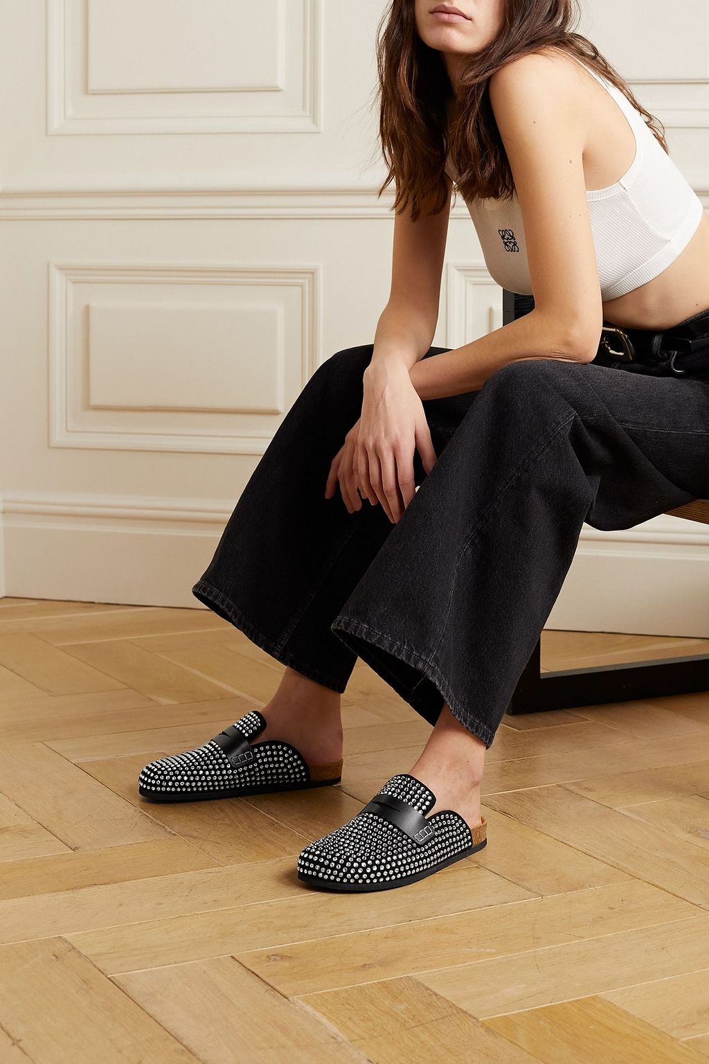 JW ANDERSON سليبرز من جلد السويد بحاشية من الجلد مزركش بالكريستال