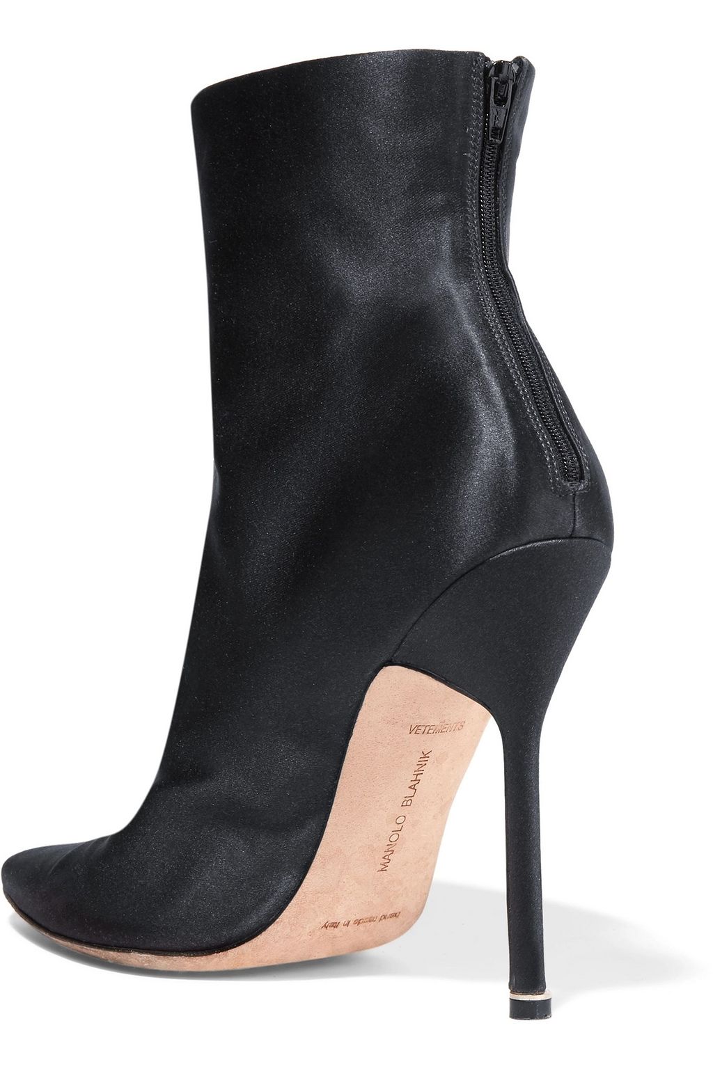 VETEMENTS X MANOLO BLAHNIK بوت بطول الكاحل من الساتان ومزين بطبعات