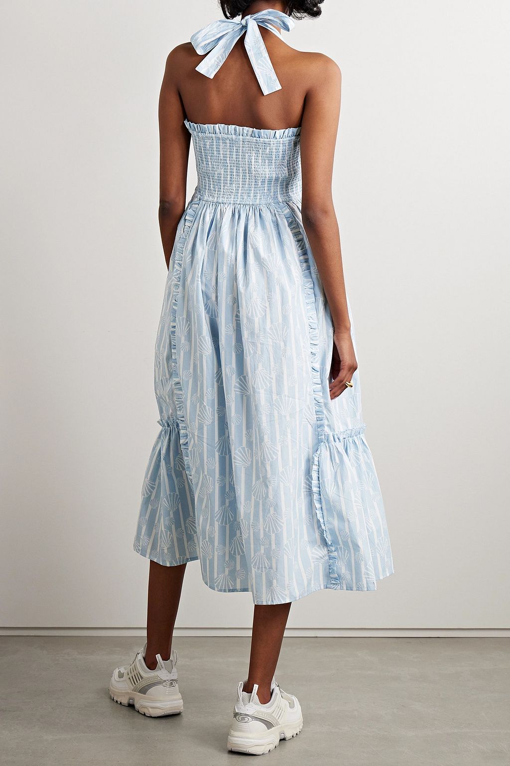 BATSHEVA X LAURA ASHLEY Laura Ashley + فستان Gwen متوسّط الطول بياقة هالتر الدائرية من قطن البوبلين بطبعات