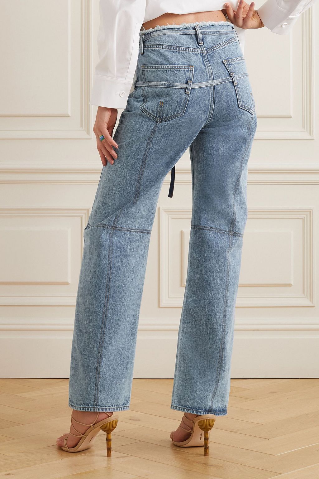 JACQUEMUS جينز Le de Nîmes Caraco من دنيم عضوي بأرجل واسعة وخصر عالٍ وحزام