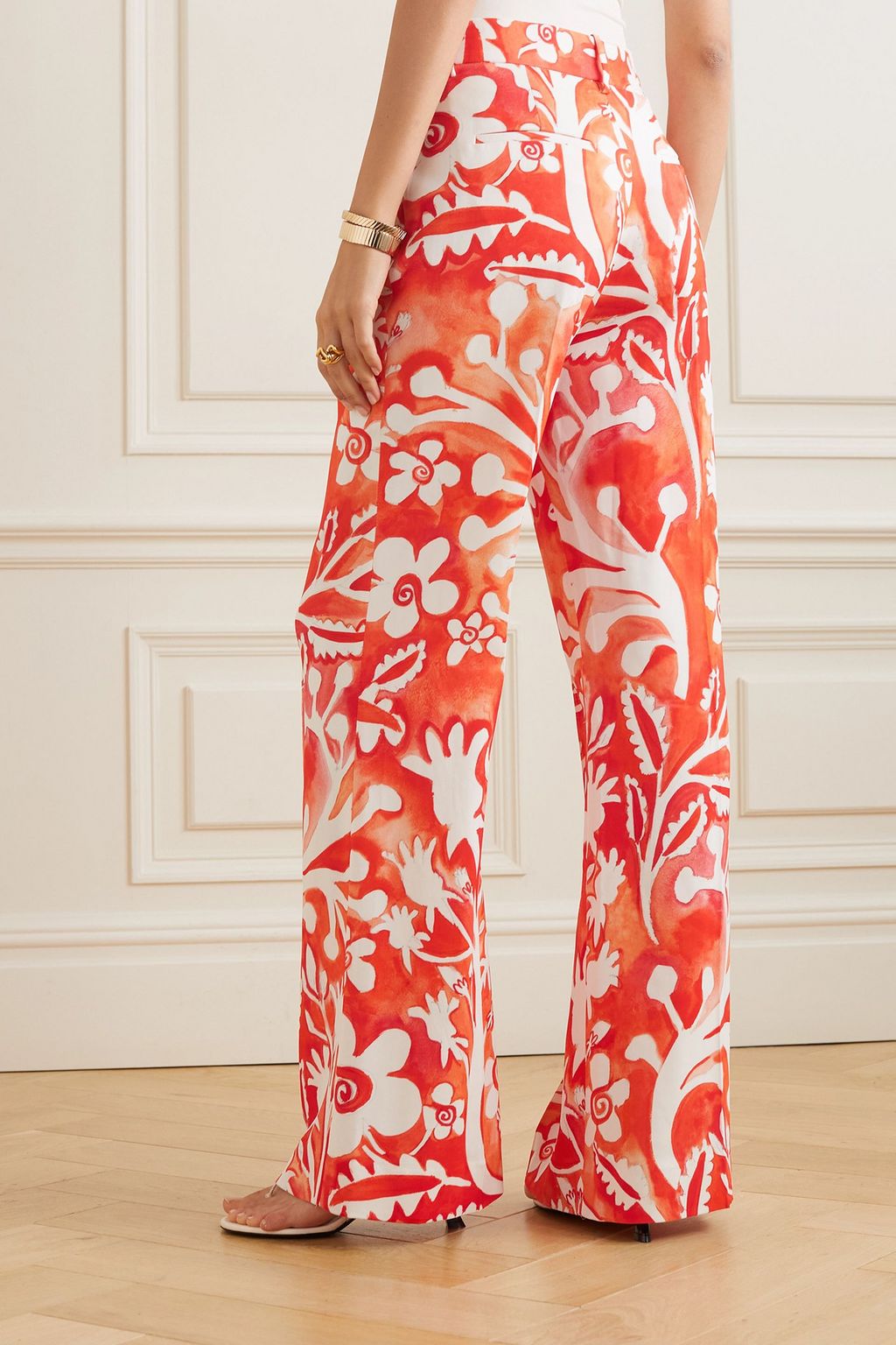 ROSIE ASSOULIN بنطال Flare for the Dramatic بأرجل واسعة من قماش كادي بطبعات