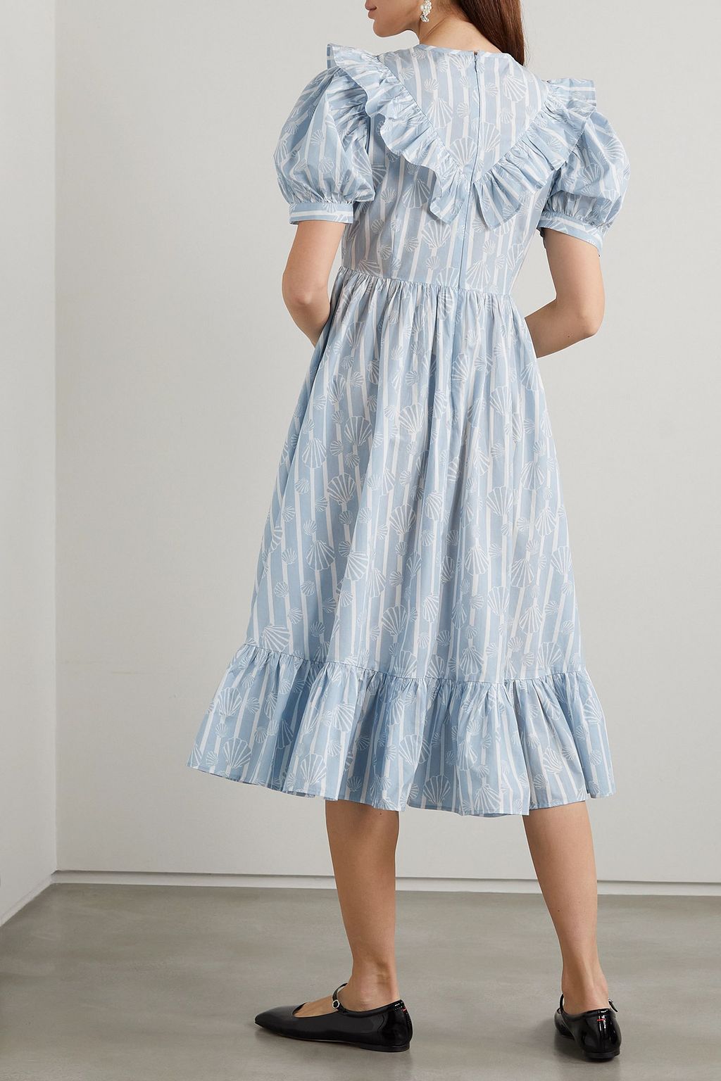 BATSHEVA X LAURA ASHLEY Laura Ashley + فستان May متوسط الطول من قطن بوبلين بطبعة الأزهار وكشاكش