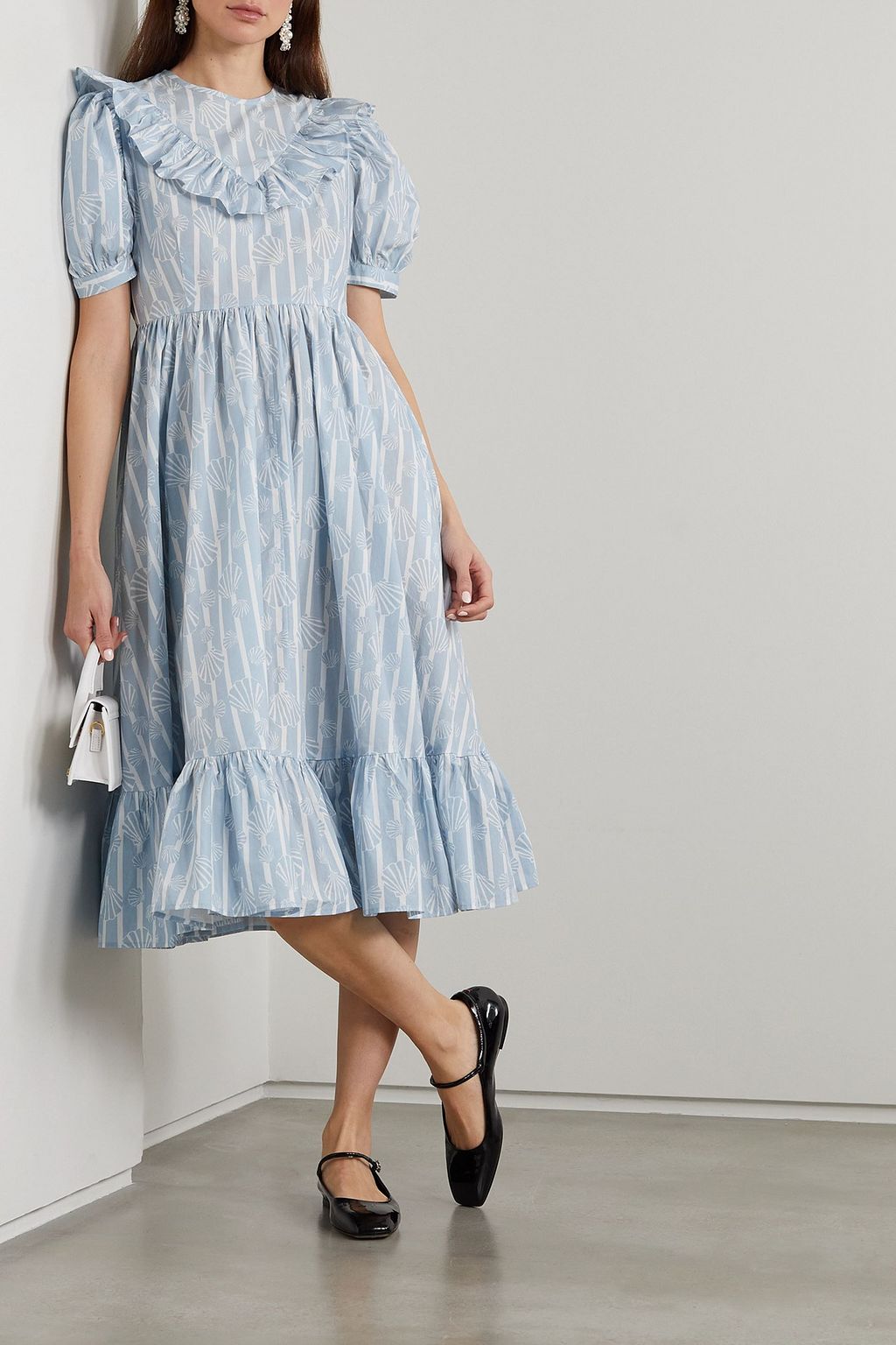 BATSHEVA X LAURA ASHLEY Laura Ashley + فستان May متوسط الطول من قطن بوبلين بطبعة الأزهار وكشاكش