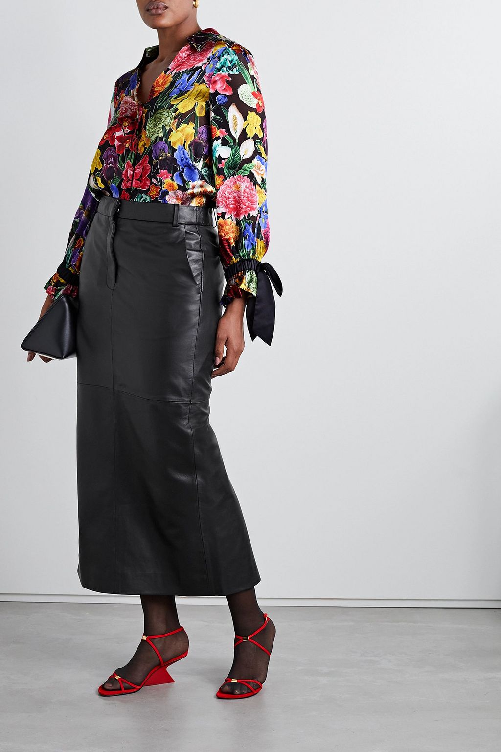 ALICE + OLIVIA بلوزة Randa من ساتان ديفوريه بطبعة أزهار مع ربطات فراشة