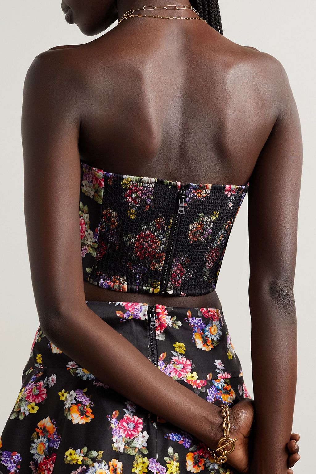 ALICE + OLIVIA بلوزة Ceresi  قصيرة ومزمومة من الكريب بطبعة زهور