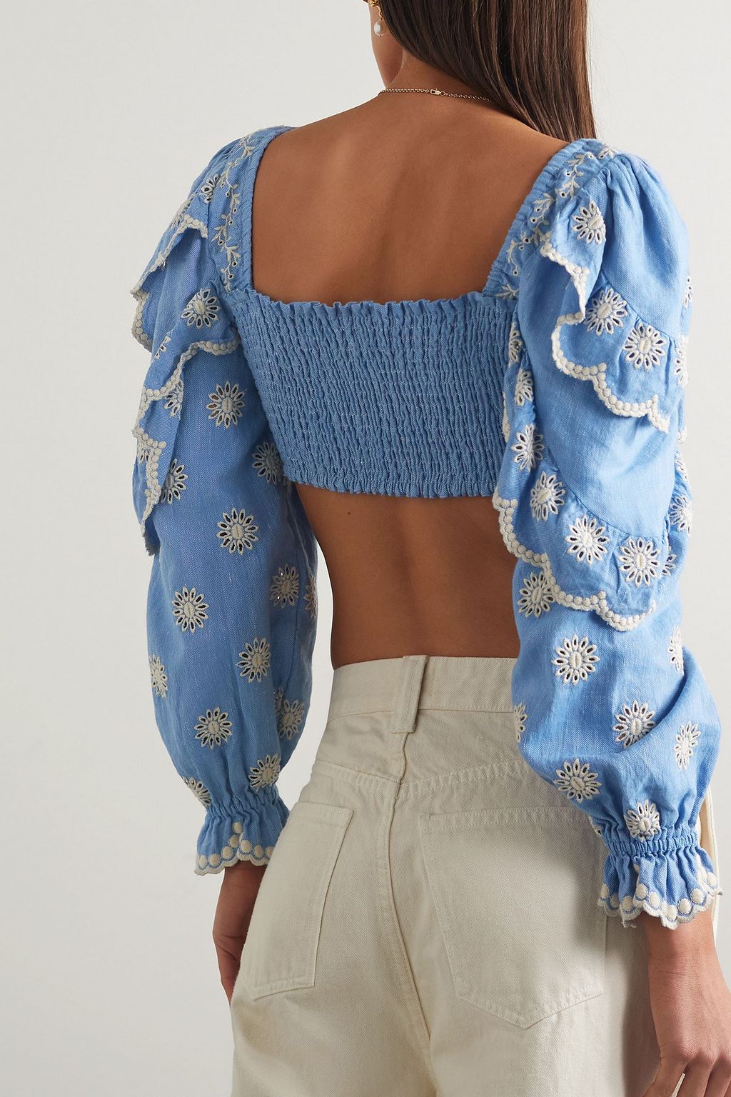 LOVESHACKFANCY بلوزة Milanti من مزيج من القطن والكتان بتطريز برودري إنغليز مُزيّنة بكشاكش مع ربطة أمامية