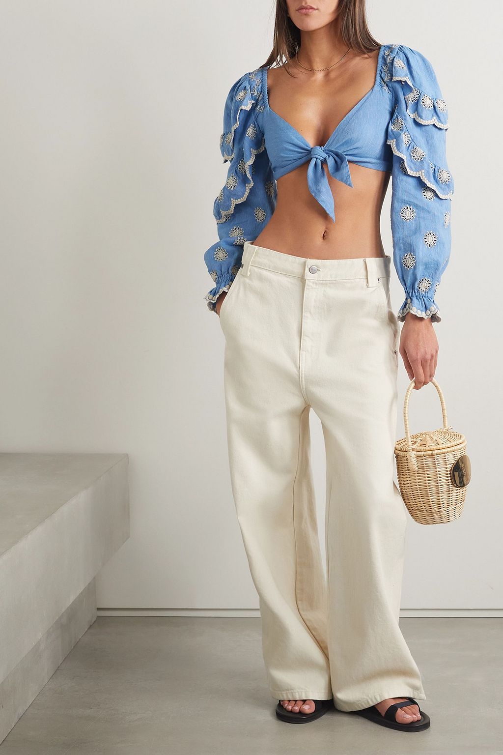 LOVESHACKFANCY بلوزة Milanti من مزيج من القطن والكتان بتطريز برودري إنغليز مُزيّنة بكشاكش مع ربطة أمامية