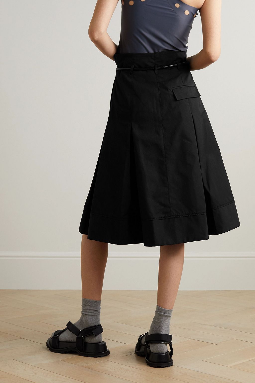 3.1 PHILLIP LIM تنورة متوسطة الطول مصنوعة من قطن بوبلين ومزينة بكسرات