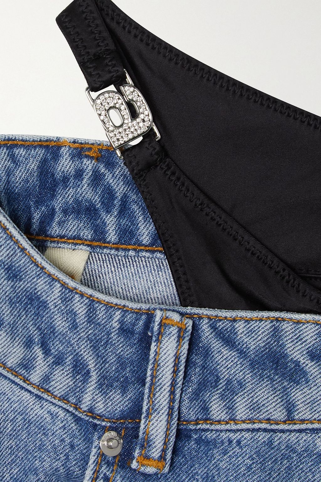 ALEXANDER WANG بنطال جينز واسع الساقين بخصر عالٍ وقصة غير متماثلة مزين بالكريستال