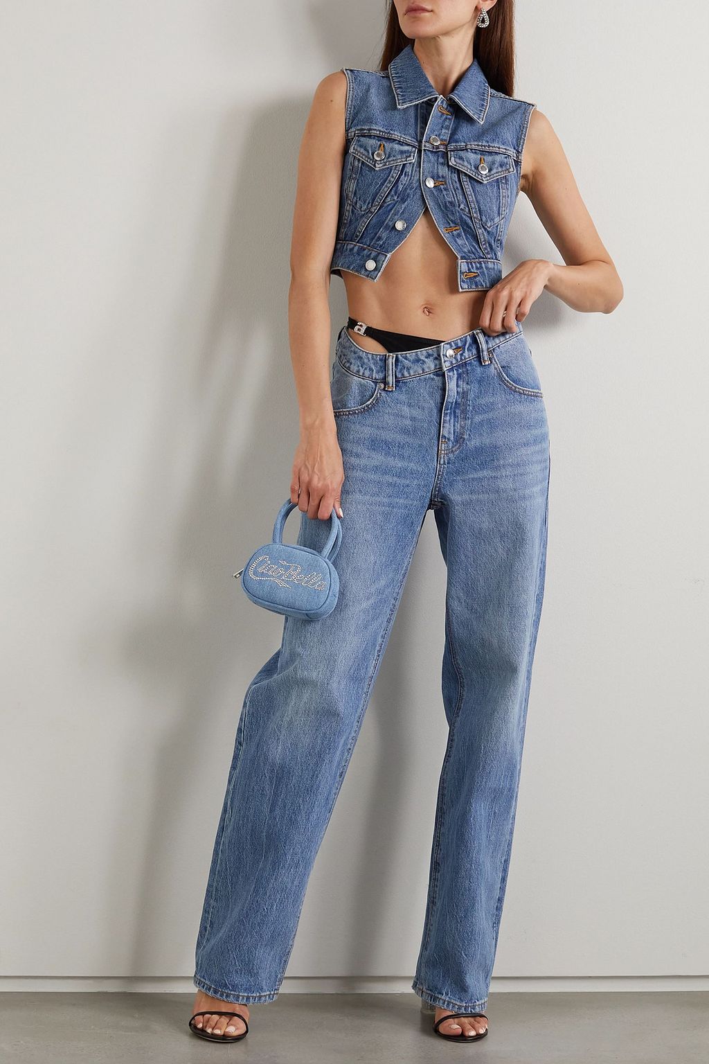 ALEXANDER WANG بنطال جينز واسع الساقين بخصر عالٍ وقصة غير متماثلة مزين بالكريستال