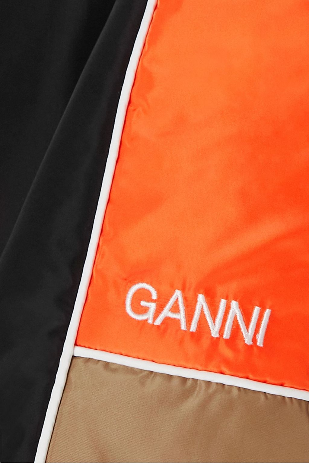 GANNI تنورة قصيرة من قماش عازل بأقسام متباينة الألوان