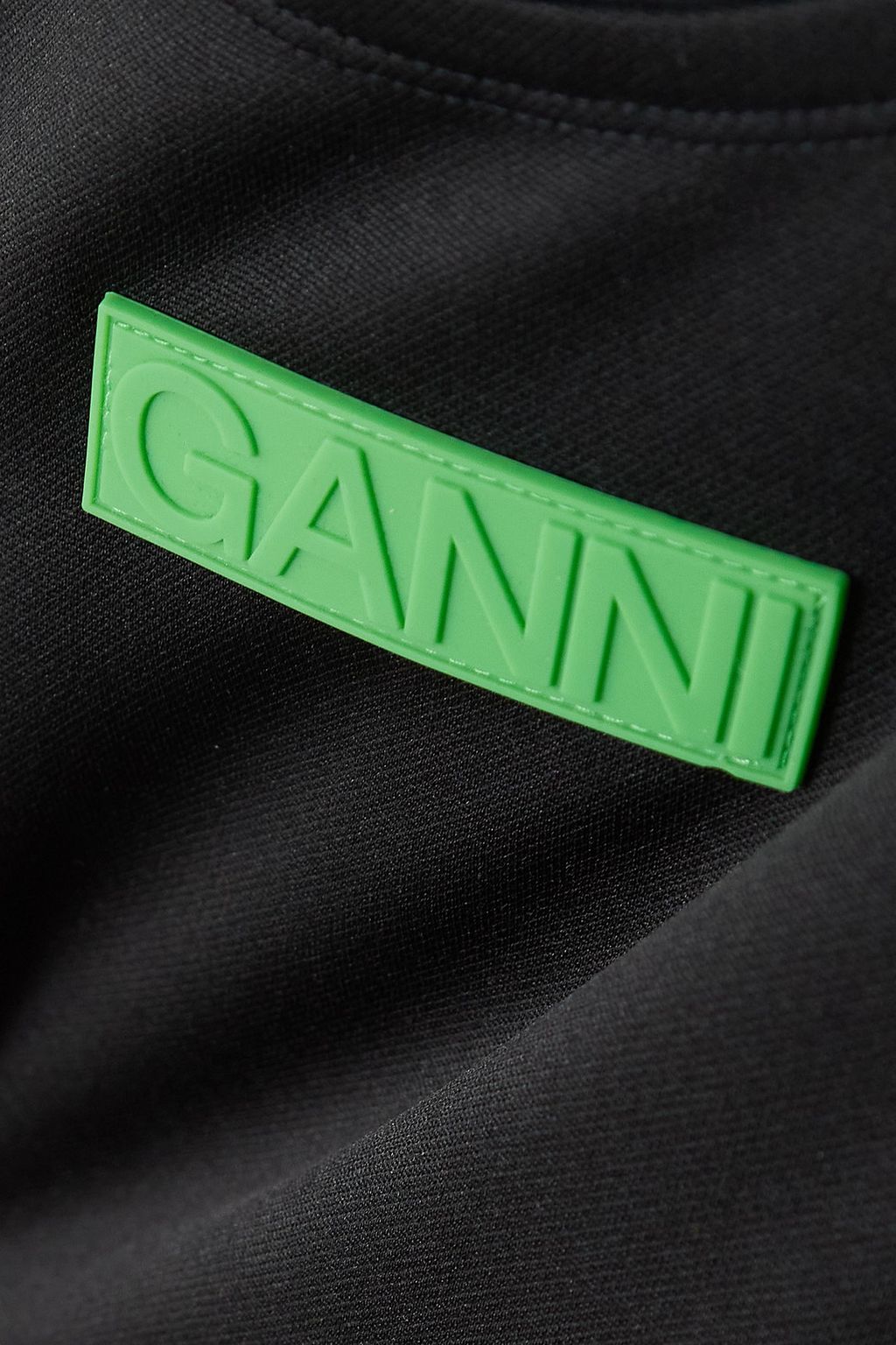 GANNI فستان تنس من الجيرسي المُعاد تدويره بفتحات ورقعة لشعار العلامة