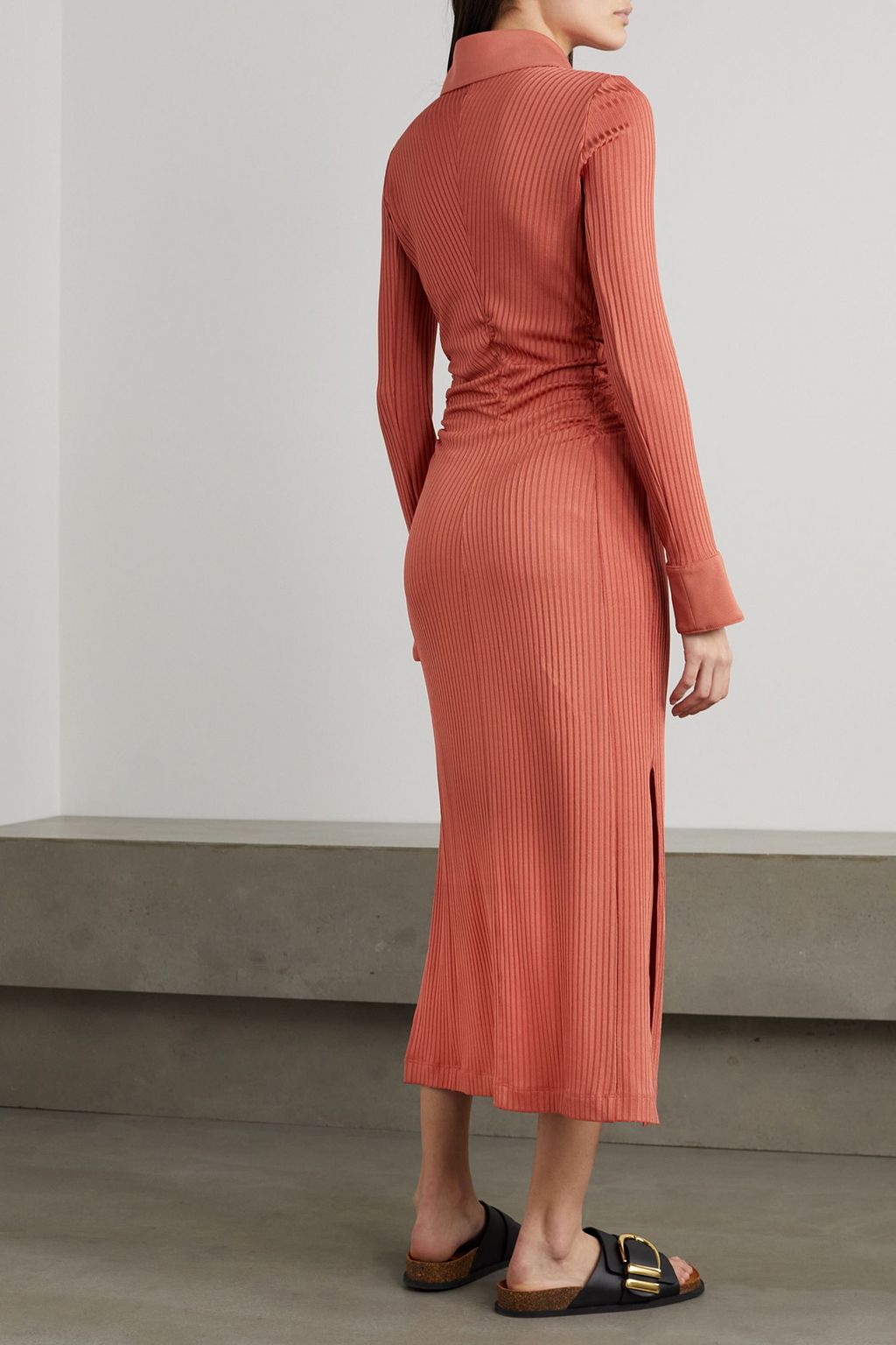 ALTUZARRA فستان Airlia متوسّط الطول بأسلوب القميص من الجيرسي المطّاطي بحبكة مضلّعة وتأثير مزموم