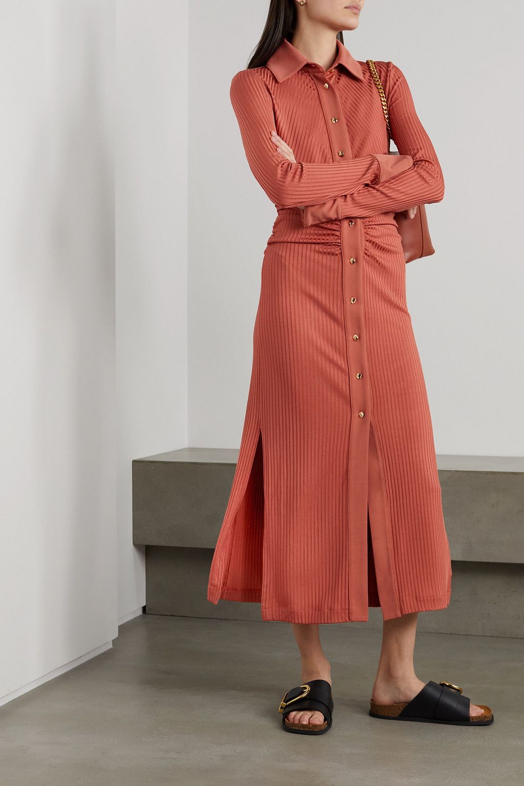 ALTUZARRA فستان Airlia متوسّط الطول بأسلوب القميص من الجيرسي المطّاطي بحبكة مضلّعة وتأثير مزموم