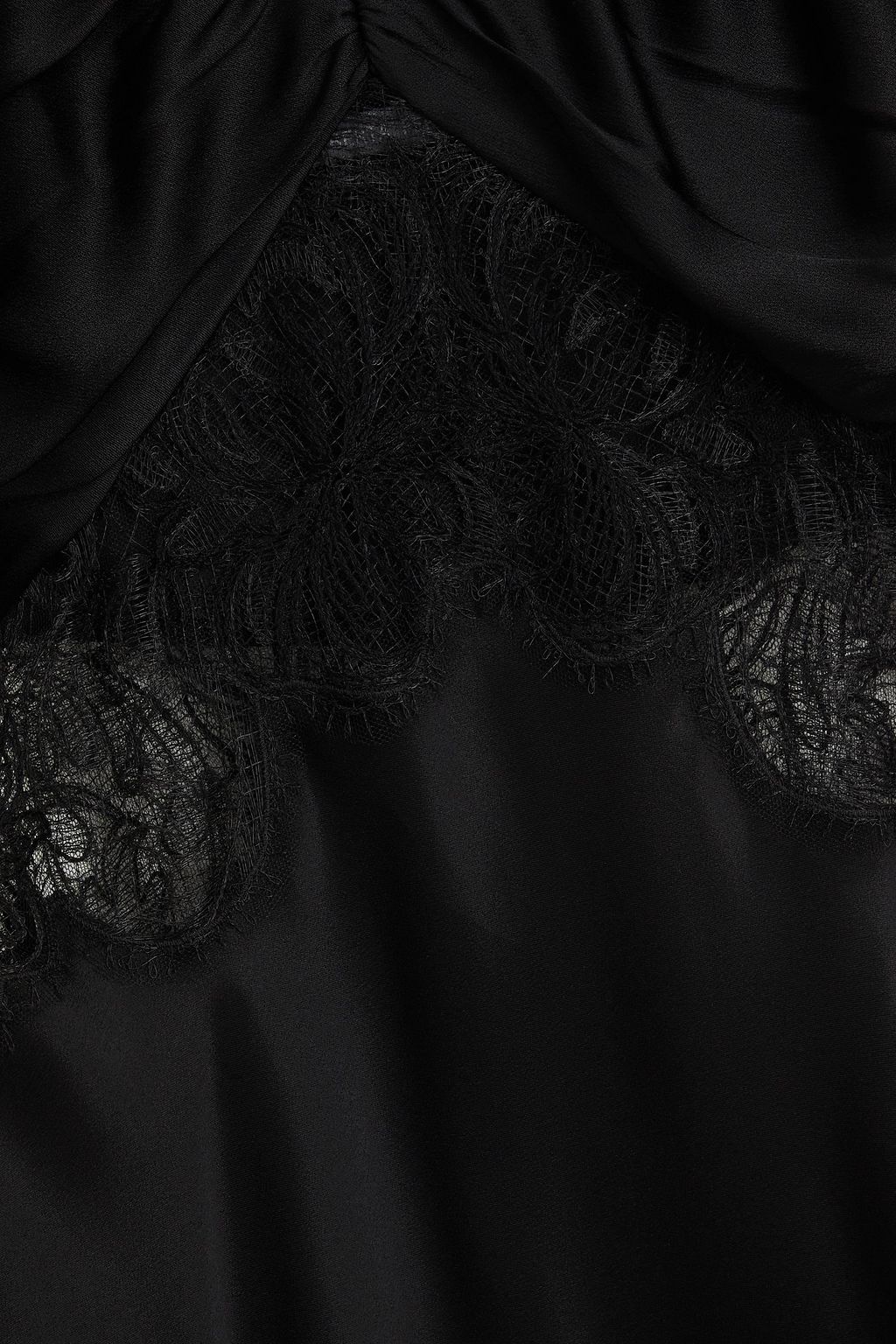 ALBERTA FERRETTI فستان سهرة من الساتان بقِطع محاكة بجانب بعضها البعض من الدانتيل المفرّغ بتصميم أكتاف مفتوحة