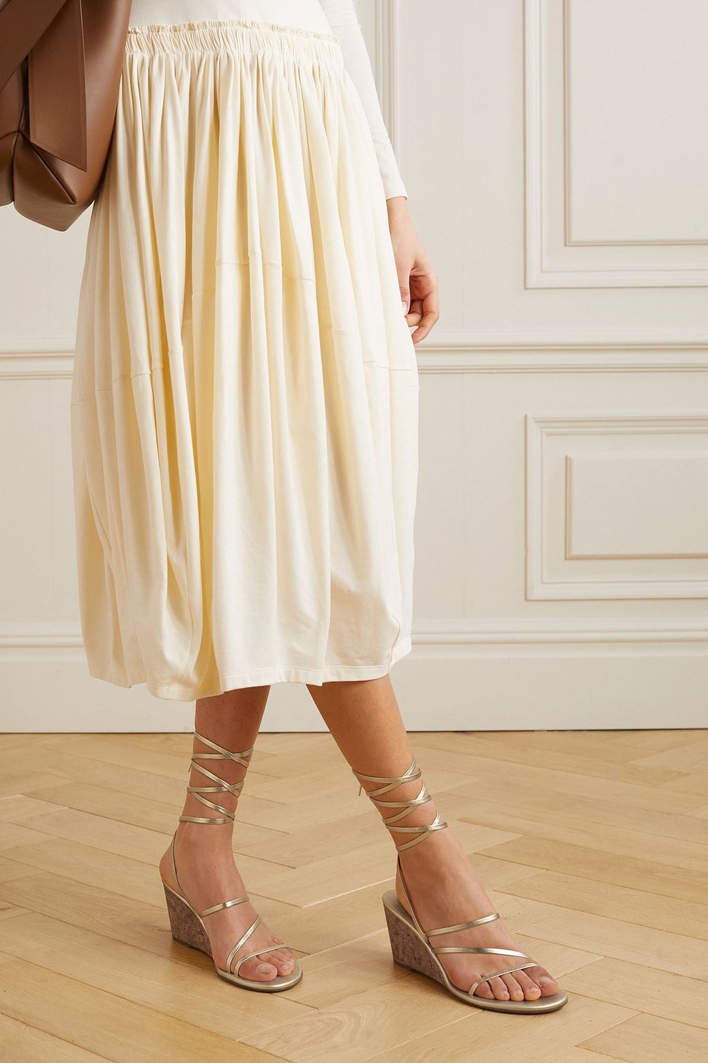 ANCIENT GREEK SANDALS صندل Lithi من الجلد بلمعة معدنية وكعب ويدج