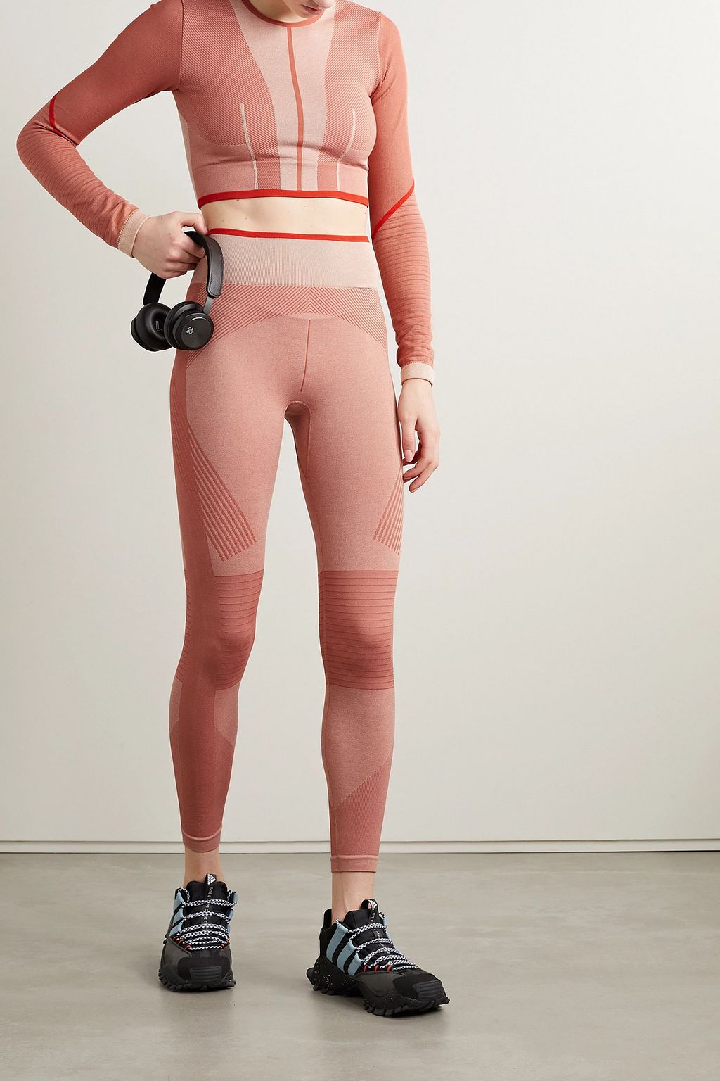 ADIDAS BY STELLA MCCARTNEY بلوزة TrueStrength قصيرة من قماش معاد تدويره بحبكة جاكار مع فتحة