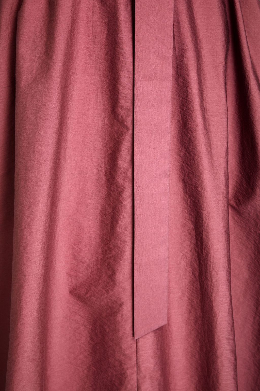 BRUNELLO CUCINELLI فستان متوسط الطول مصنوع من مزيج من القطن مزين بالخرز ومزود بحزام