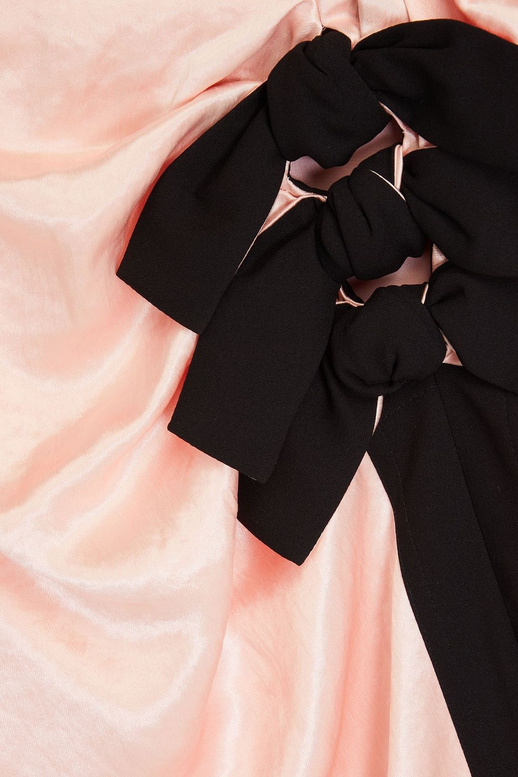 3.1 PHILLIP LIM بلوزة من الساتان المجعد بتصميم منسدل مزينة بربطة على شكل فراشة