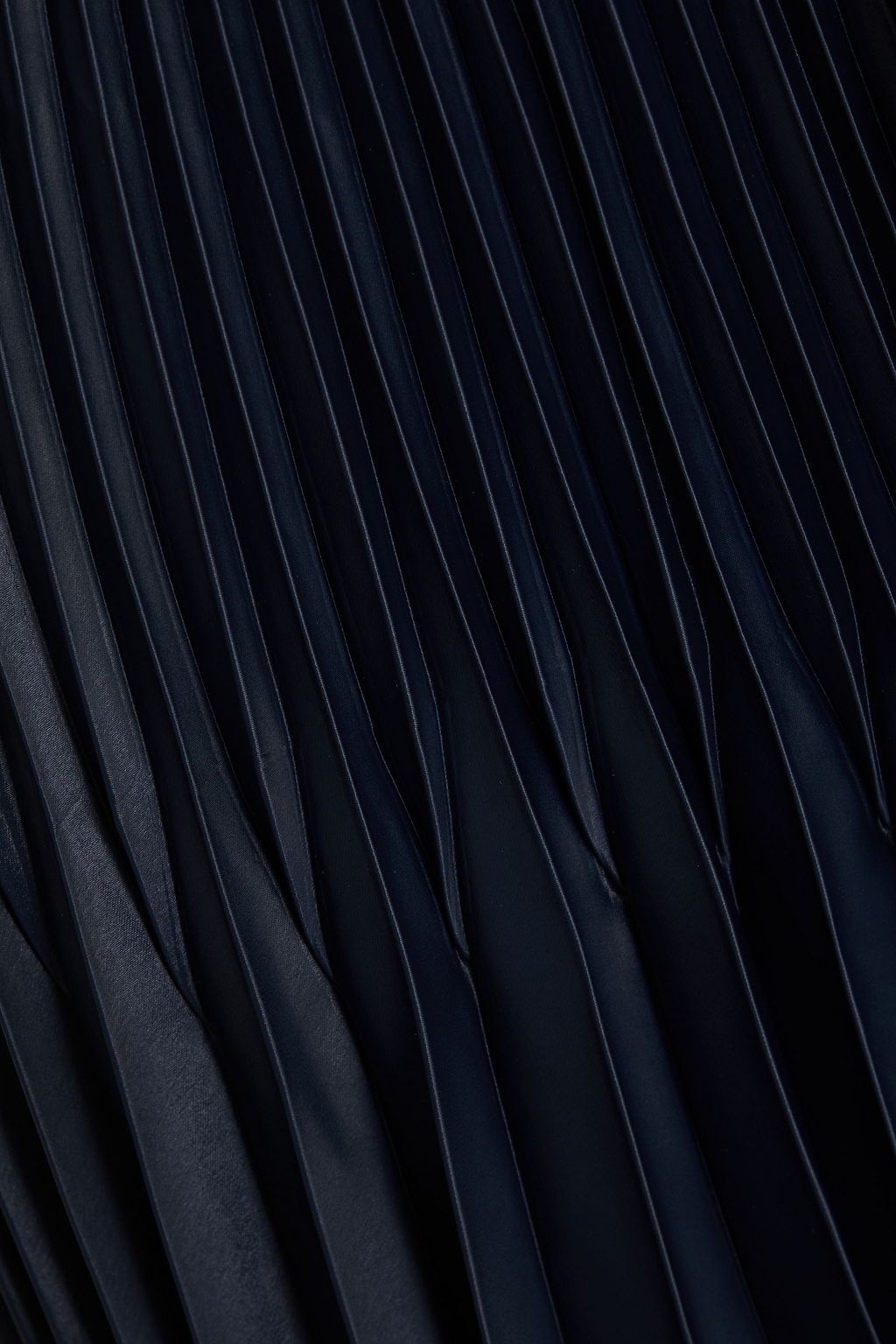 3.1 PHILLIP LIM تنورة "شينتز" متوسطة الطول مصنوعة من الساتان ومزينة بكسرات