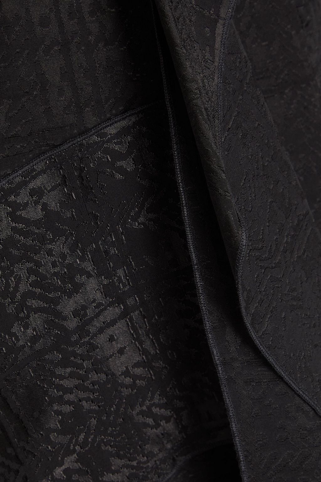 3.1 PHILLIP LIM بلوزة من ساتان بحبكة الجاكار ومزينة بكشاكش