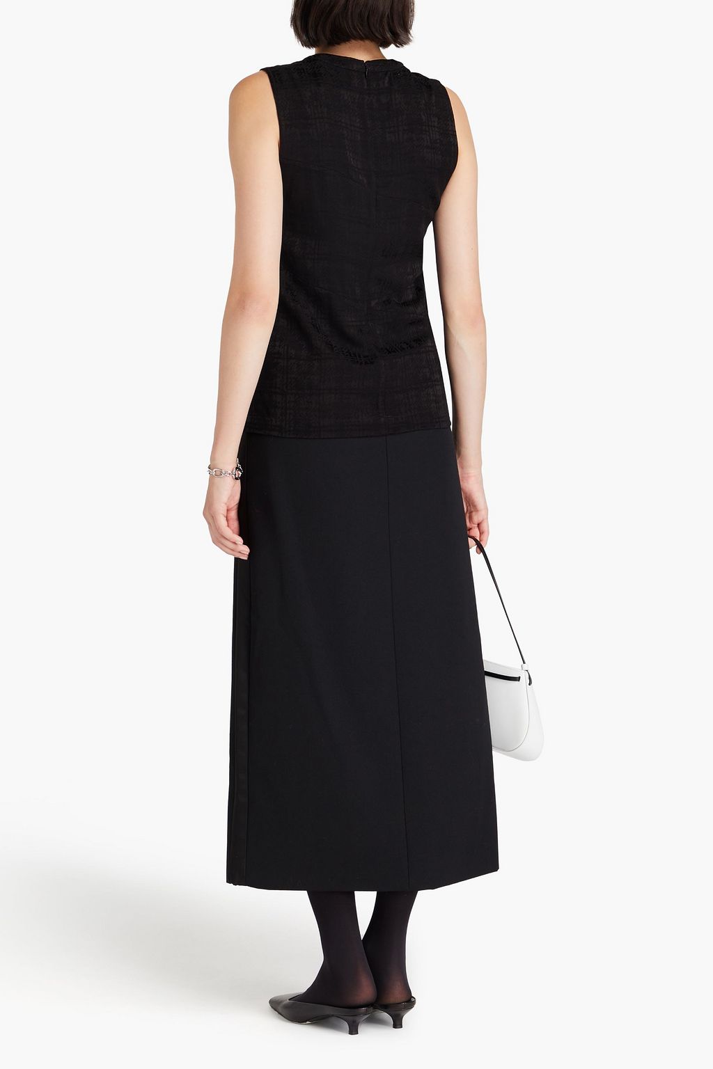 3.1 PHILLIP LIM بلوزة من ساتان بحبكة الجاكار ومزينة بكشاكش