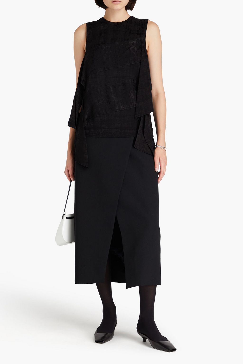 3.1 PHILLIP LIM بلوزة من ساتان بحبكة الجاكار ومزينة بكشاكش