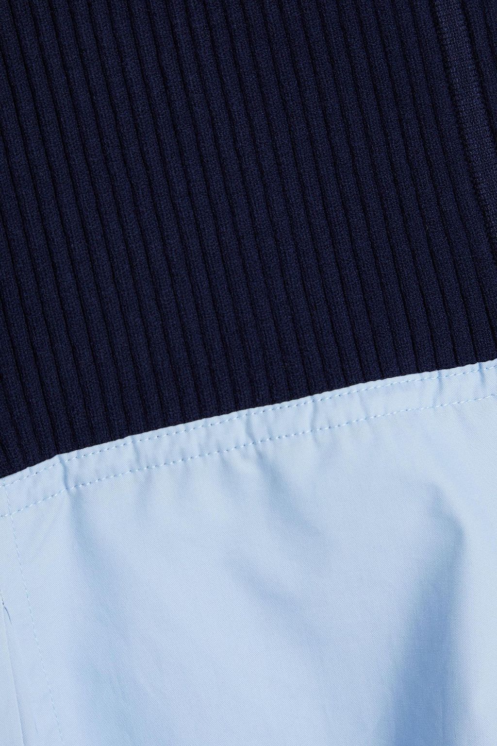 3.1 PHILLIP LIM تنورة متوسطة الطول مضلّعة من قطن بوبلين بقِطع محاكة بجانب بعضها البعض من نسيج محبوك