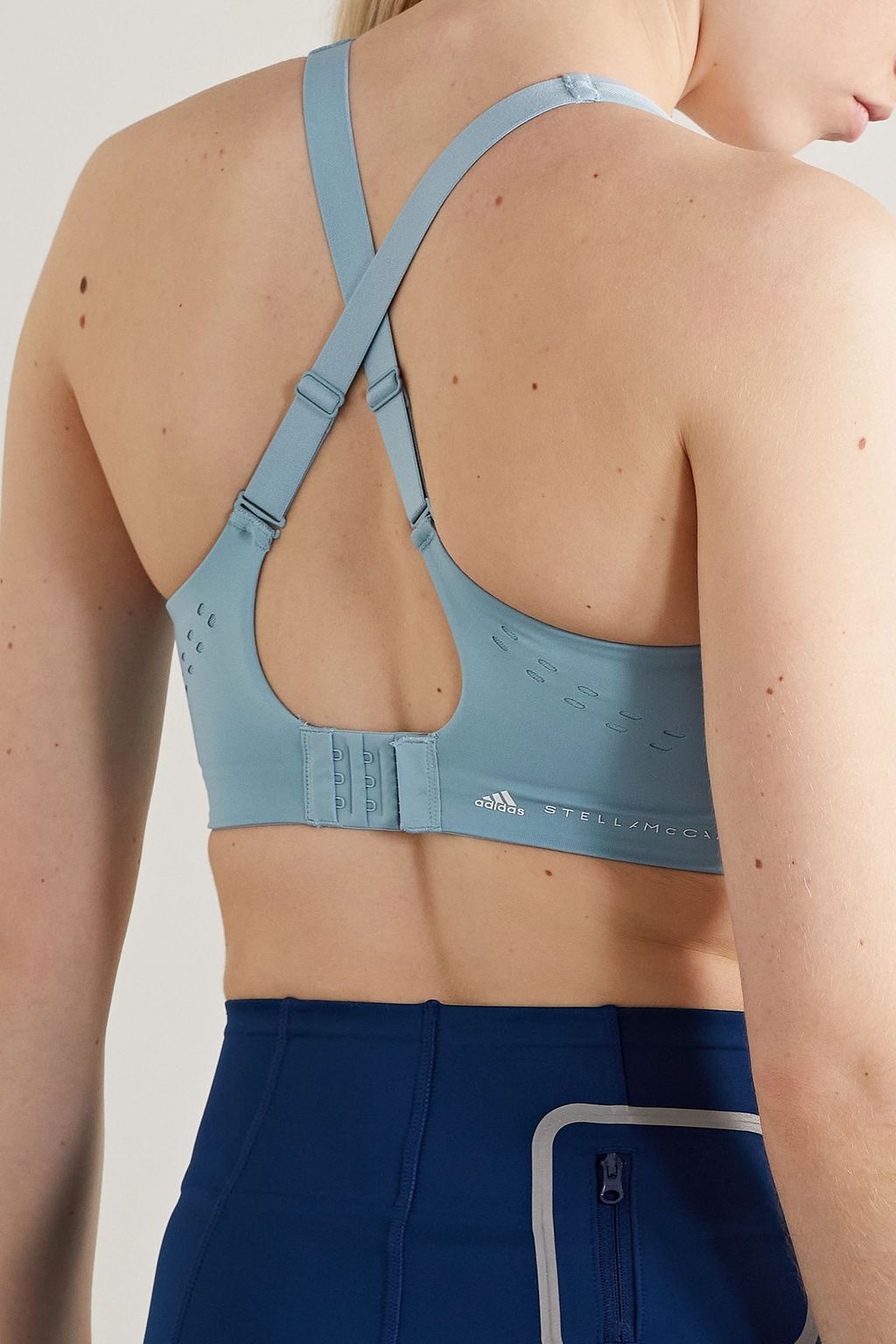 ADIDAS BY STELLA MCCARTNEY حمالة صدر TruePace الرياضية من قماش مطاط معاد تدويره بحواف من الشبك