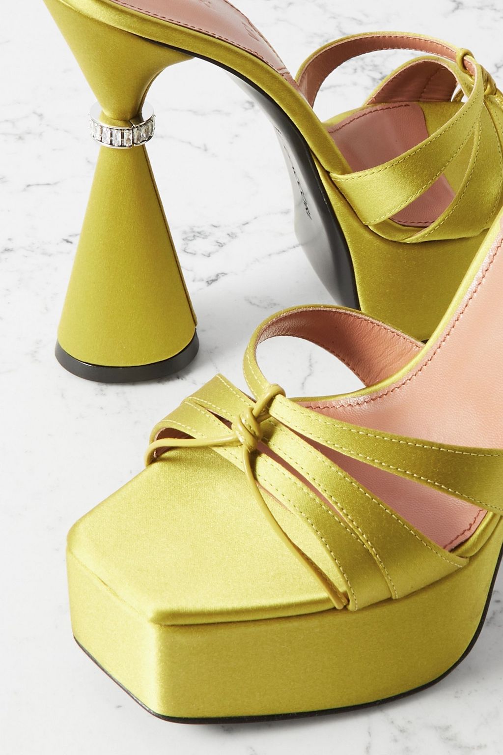 D'ACCORI Sienna Plateau-Mules aus Satin mit Lederbesätzen und Verzierungen