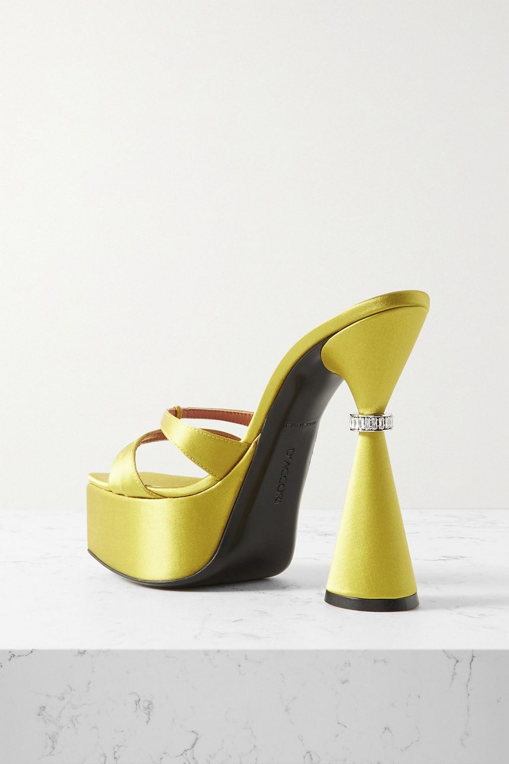 D'ACCORI Sienna Plateau-Mules aus Satin mit Lederbesätzen und Verzierungen