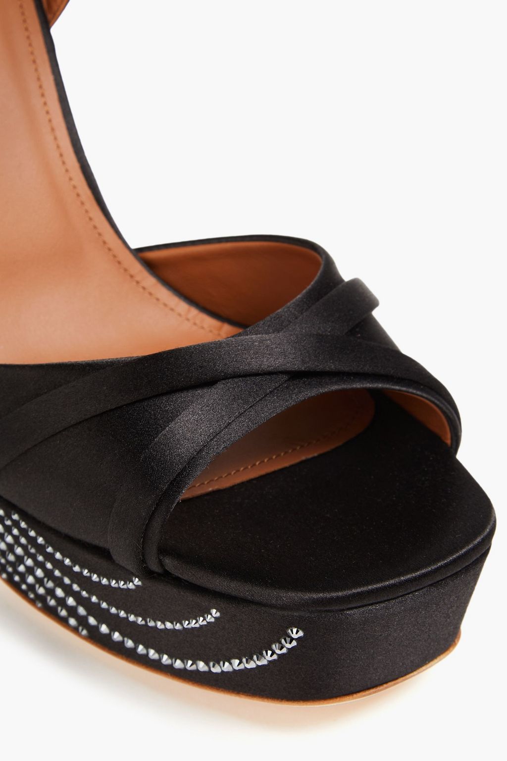 MALONE SOULIERS صندل "كيتون" بنعل سميك من الساتان مزيّن بالكريستال وبكعب مقاس 125